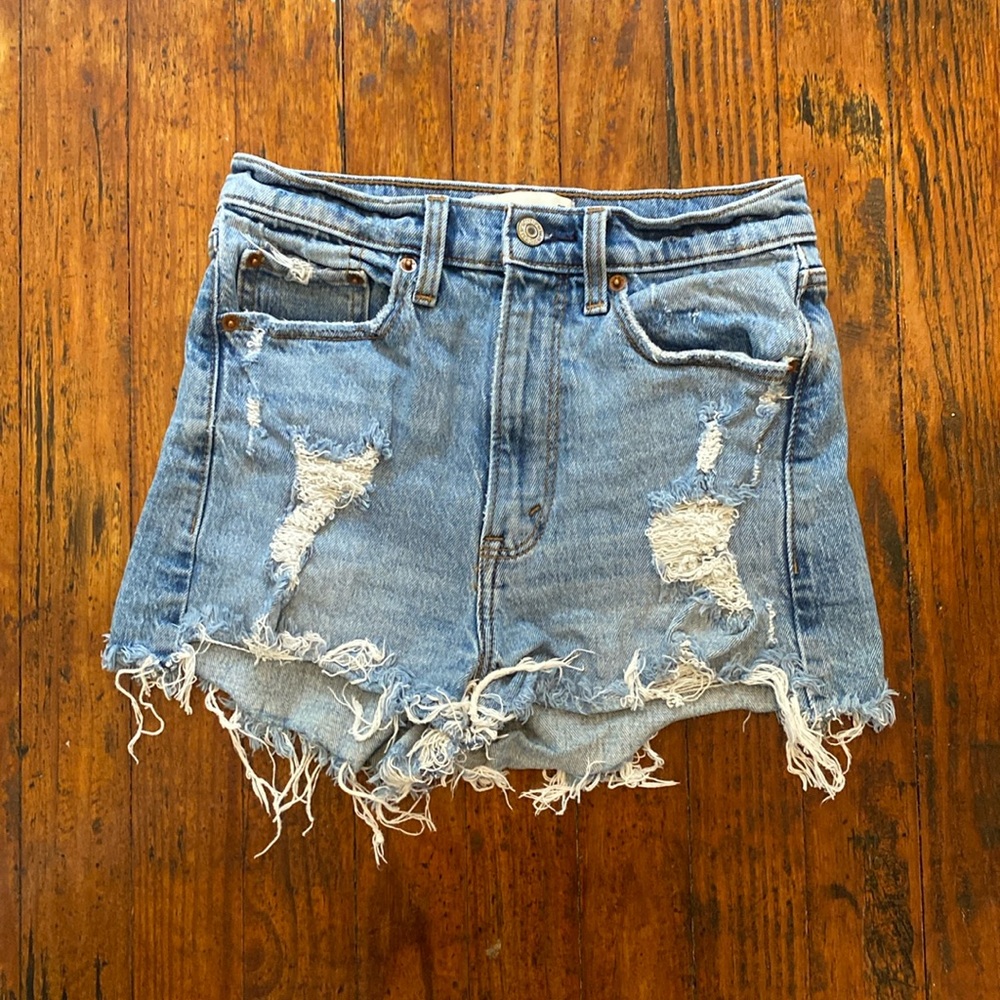 Abercrombie & Fitch. Distressed High Rise Mom Short. Size 25.